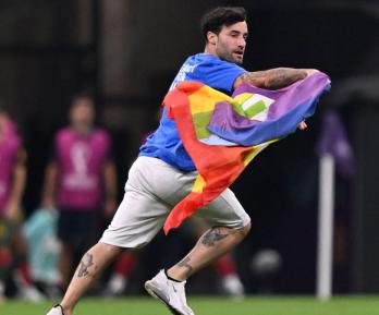 ¿Que-paso-con-el-hincha-que-invadio-la-cancha-con-una-bandera-LGBT.jpg