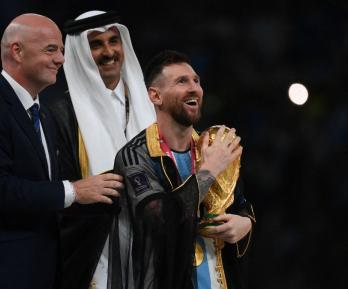 ¿Que-significa-la-tunica-que-le-pusieron-a-Messi-en-la-final-de-Qatar-2022.jpg