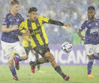 Millonarios-derroto-a-Penarol-el-juego-empezo-el-martes-y-termino-el-miercoles.jpg