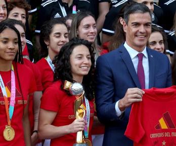 Pedro-Sanchez-jugadoras-seleccion-espanola.jpg