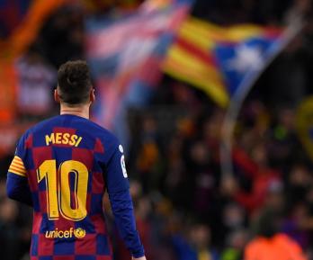 messi-banderas-hinchas-barcelona.jpg