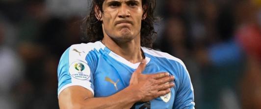 Edinson Cavani se despide de Uruguay. / Foto: AFP.