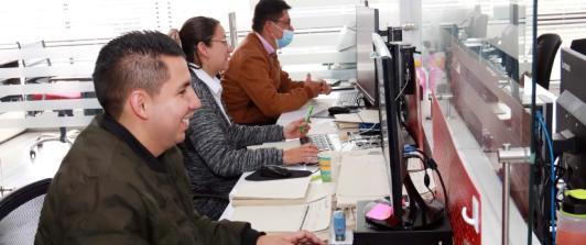 Personas se postulan a ofertas laborales