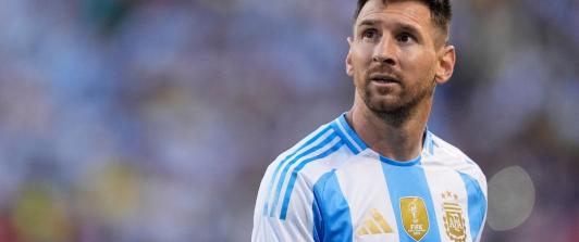 Lionel Messi pensativo con la selección de Argentina