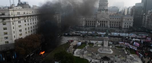 ¿Qué es la ley Bases, recién aprobada en el Senado argentino en medio de fuertes disturbios?