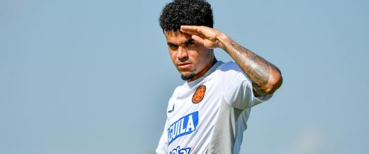 Luis Díaz saludando a la cámara en entrenamiento con la Selección.