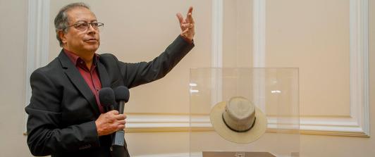 Presentación del sombrero de Carlos Pizarro por presidente Gustavo Petro en el Palacio de Justicia.