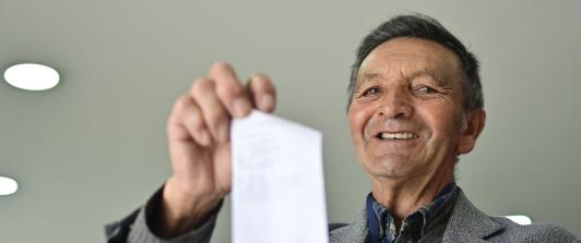 Adulto recibiendo su subsidio del programa Colombia Mayor