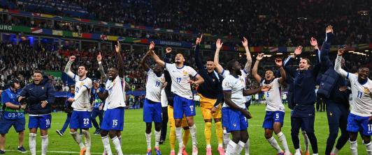 España y su formidable armada ofensiva desafían a la subcampeona mundial Francia, que todavía no consigue encontrar la fluidez en ataque, en el primer jugo de semifinal de la Eurocopa-2024 de fútbol, que se disputa este martes en Múnich a las 7:00 p.m. (2:00 p.m., hora de Colombia).  El contraste a lo largo de este torneo es evidente entre un equipo y otro. España ha destacado por su contundencia ofensiva, con 11 tantos en 5 partidos, mientras que Francia ha llegado a la penúltima ronda más bien por su soli