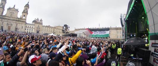 Cientos de personas asisten al Concierto de la Esperanza en la Plaza de Bolívar