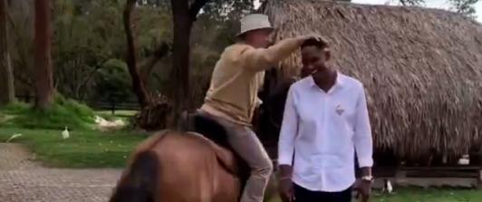 Yerri Mina junto con Älvaro Uribe en el Ubérrimo