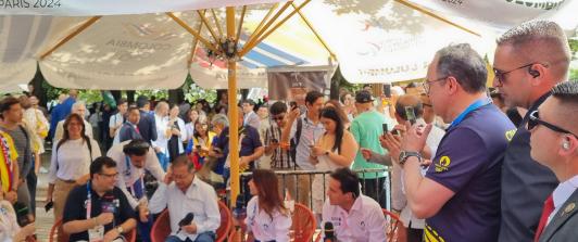 Presidente Petro, junto al gerente de RTVC, Hollman Morris, y el equipo de cubrimiento del Sistema de Medios Públicos en la Casa Colombia en París.