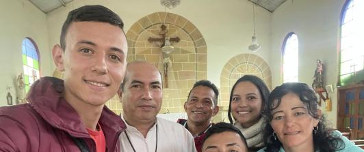 Los Patojos al interior de una iglesia de Santander.