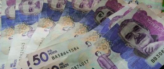 Foto representando inversión con billetes de 50.000 pesos colombianos.