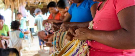 Mujeres tejedoras sikuani