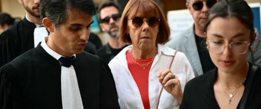  Hombre de 70 años es acusado de drogar a su esposa para que otros la violaran durante casi una década