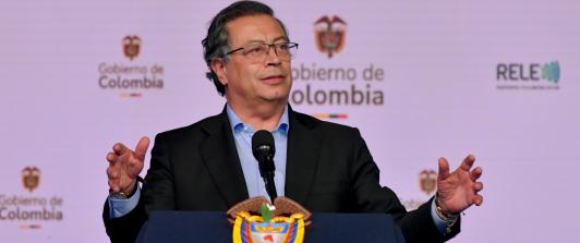Presidente Petro durante la firma de la directiva sobre los deberes de funcionarios públicos, en el ejercicio de la libertad de expresión, y el respeto a la libertad de prensa.