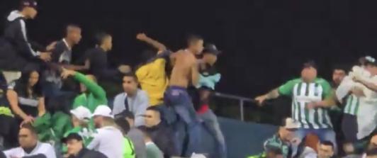 Violencia en el Atanasio Girardot: partido Nacional - Junior fue suspendido por enfrentamientos entre hinchas con cuchillos