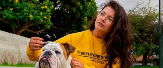 Bailarina Laura Daniela Villamil en fotografía con su perro.