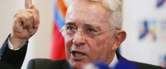 Niegan aplazamiento a Uribe