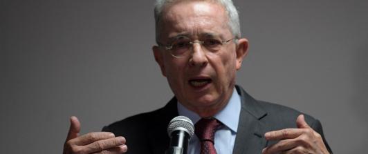 Álvaro Uribe defiende al empresariado rechazando aumento del recargo nocturno de la reforma laboral