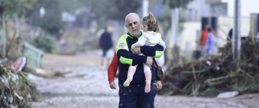 Misión de rescate en Valencia, España, tras catástrofe por lluvias.