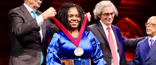 Vicepresidenta Francia Márquez recibe la medalla ‘W.E.B. Du Bois’ en Harvard: un reconocimiento a la lucha afro en Colombia