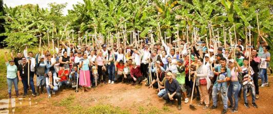 Entrega de tierras a miles de campesinos