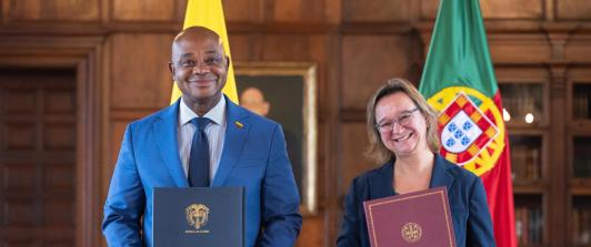 Canciller de Colombia, Luis Guillermo Murillo, junto a embajadora de Portugal en Colombia, Catarina De Mendoza y Arruda Oliveira Rodrigues, durante firma del acuerdo.