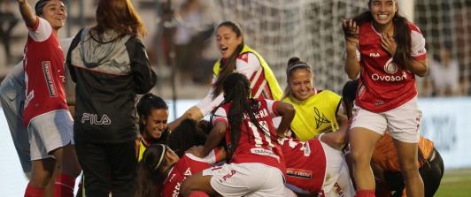 Escuadra de Santa Fe Femenino celebrando su paso a la final de la Copa Libertadores. 