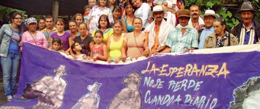 Población de la vereda La Esperanza pidiendo justicia por lo sucedido en 1996.