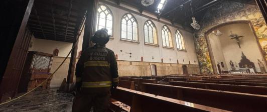 Incendio en capilla de la Universidad Católica. / Foto: X Bomberos Oficial Bogotá.