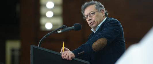 Gustavo Petro festejando el sector cafetero y criticando la venta de Isagen