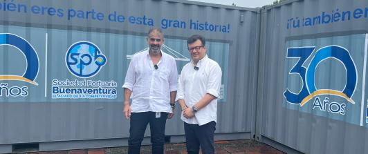 Gerentes de RTVC Sistema de Medios Públicos y Asociación Portuaria de Buenaventura, en puerto de Buenaventira