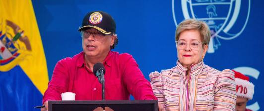 Petro firma decreto del salario mínimo 2025 en emotivo evento en el barrio Bolívar 83