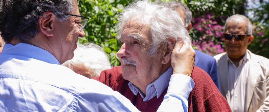 Gustavo Petro condecora a Pepe Mujica con la Cruz de Boyacá 