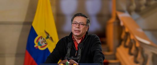 "Gobernanza paramilitar solo producía genocidio”: presidente Petro al condecorar a exmagistrados que destaparon la parapolítica