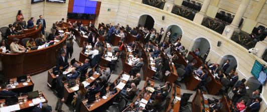Senado aprueba comisión para investigar deuda pública