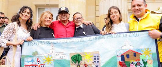 Petro pide servicios para habitantes de calle y será padrino
