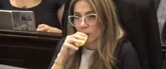 Cathy Juvinao vapeando en el Senado. / Foto: Captura de video.