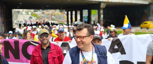 Gerente general de RTVC, Hollman Morris, junto a los trabajadores del Sistema de Medios Públicos en la marcha del 18M, en apoyo a las Reformas Sociales.