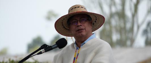 “La sangre indígena está en todas nuestras sangres colombianas, es nuestra raíz ancestral”: Presidente Petro El presidente Gustavo Petro se pronunció en defensa de las comunidades indígenas que han sido objeto de actos de discriminación en Bogotá, en el marco de la Minga Nacional.  “La sangre indígena está en todas nuestras sangres colombianas, es nuestra raíz ancestral. Estúpido el que se crea ario, sin serlo, simplemente cae como un árbol sin raíz y nunca más vuelve a levantarse”, escribió el presidente P
