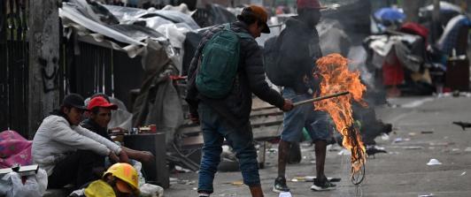 Muebles abandonados, escombros, desechos orgánicos y peligrosos que no son recolectados durante semanas, generan focos de contaminación, plagas y riesgo para niños y niñas. / AFP.