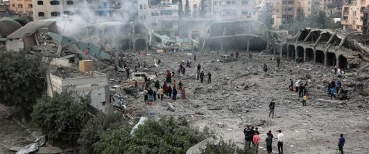 El centro educativo servía como refugio para familias desplazadas por la guerra. / AFP.