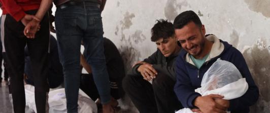 En el Hospital Árabe Al Ahli, Palestinos lloran a sus familiares víctimas en el ataque israelí de este domingo. / Foto: AFP.