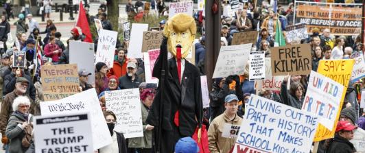 Miles de personas salen a las calles en EE.UU. en otra ola de protestas contra Trump