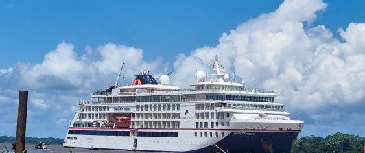 La capital del Amazonas colombiano continúa posicionándose como un atractivo internacional de naturaleza y aventura. Este martes, el crucero Hanseatic Nature, de bandera maltesa, arribó al puerto de Leticia con cerca de 380 pasajeros extranjeros, fortaleciendo la presencia de la región en el mapa del turismo amazónico.  Coordinado por la Dirección General Marítima (Dimar) a través de la Capitanía de Puerto de Leticia, el arribo del buque incluyó estrictos controles de inspección y seguridad. La embarcación,