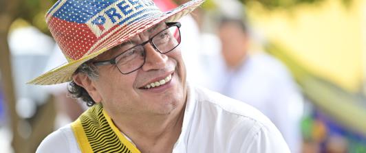 Presidente Gustavo Petro celebra sus 65 años en medio de importantes desafíos políticos