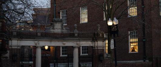 Universidad de Harvard demanda al gobierno de Trump por recortes “ilegales” en financiación