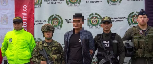 Este individuo tenía la orden de recolectar mensualmente hasta 300 millones de pesos mediante extorsiones dirigidas a ganaderos, empresarios y agricultores. / Foto: Ejército Nacional de Colombia.